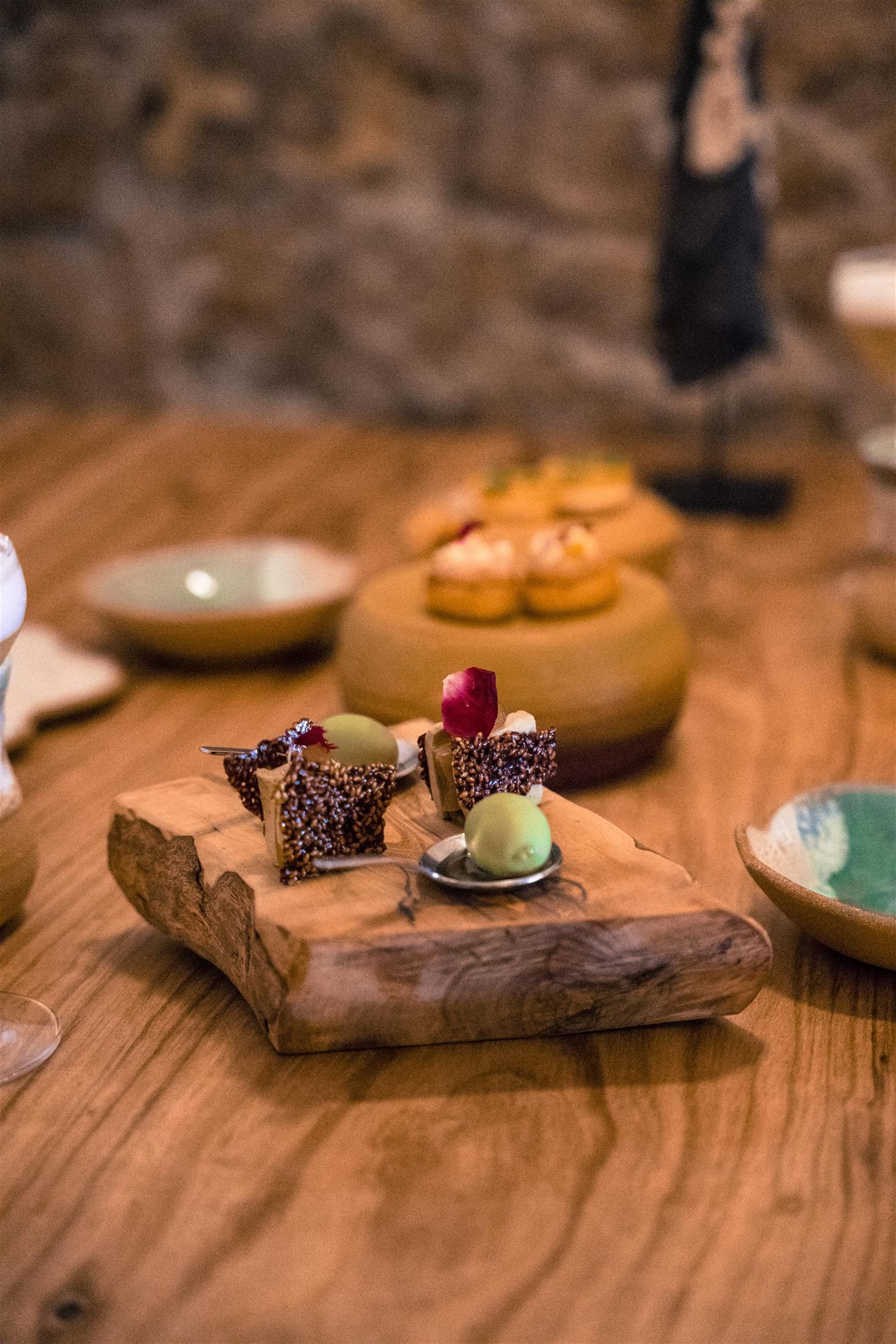 Aperitivos servidos sobre madera de olivo