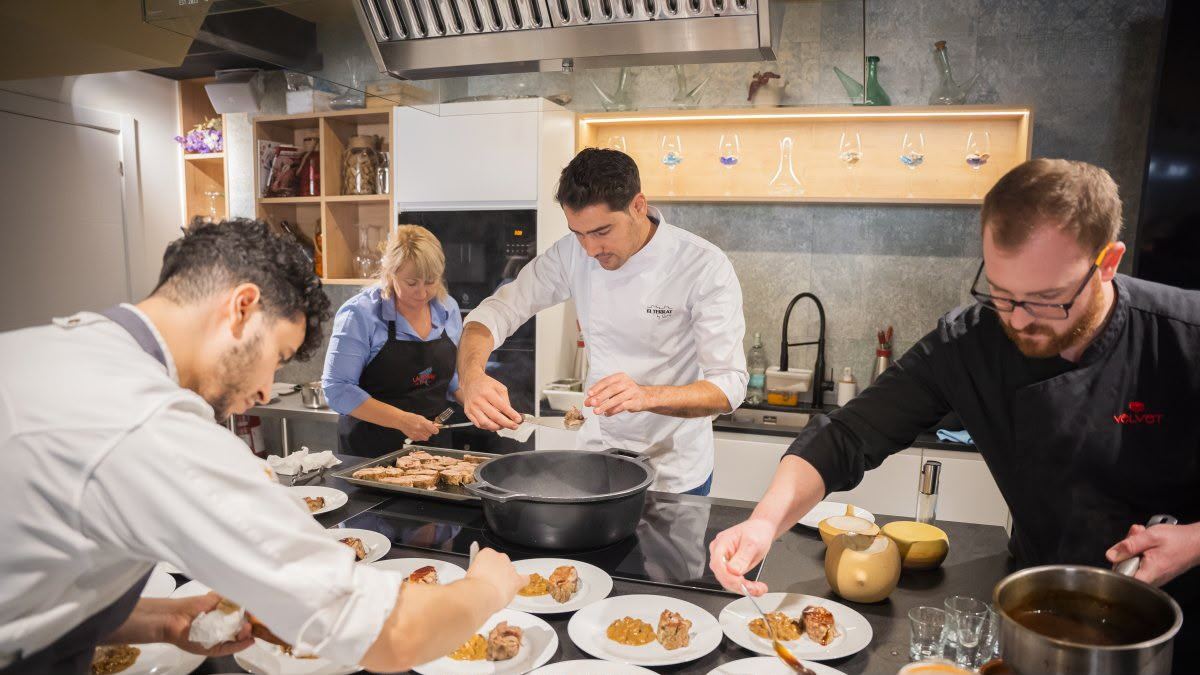 Moha Quach cocinando junto a otros cocineros