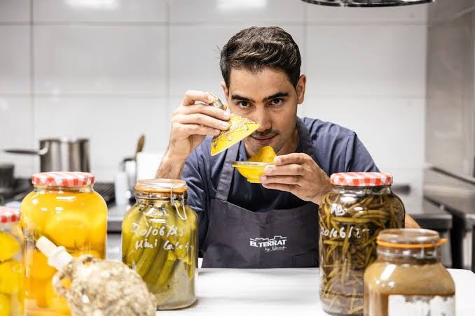 Moha Quach con sus conservas y fermentados