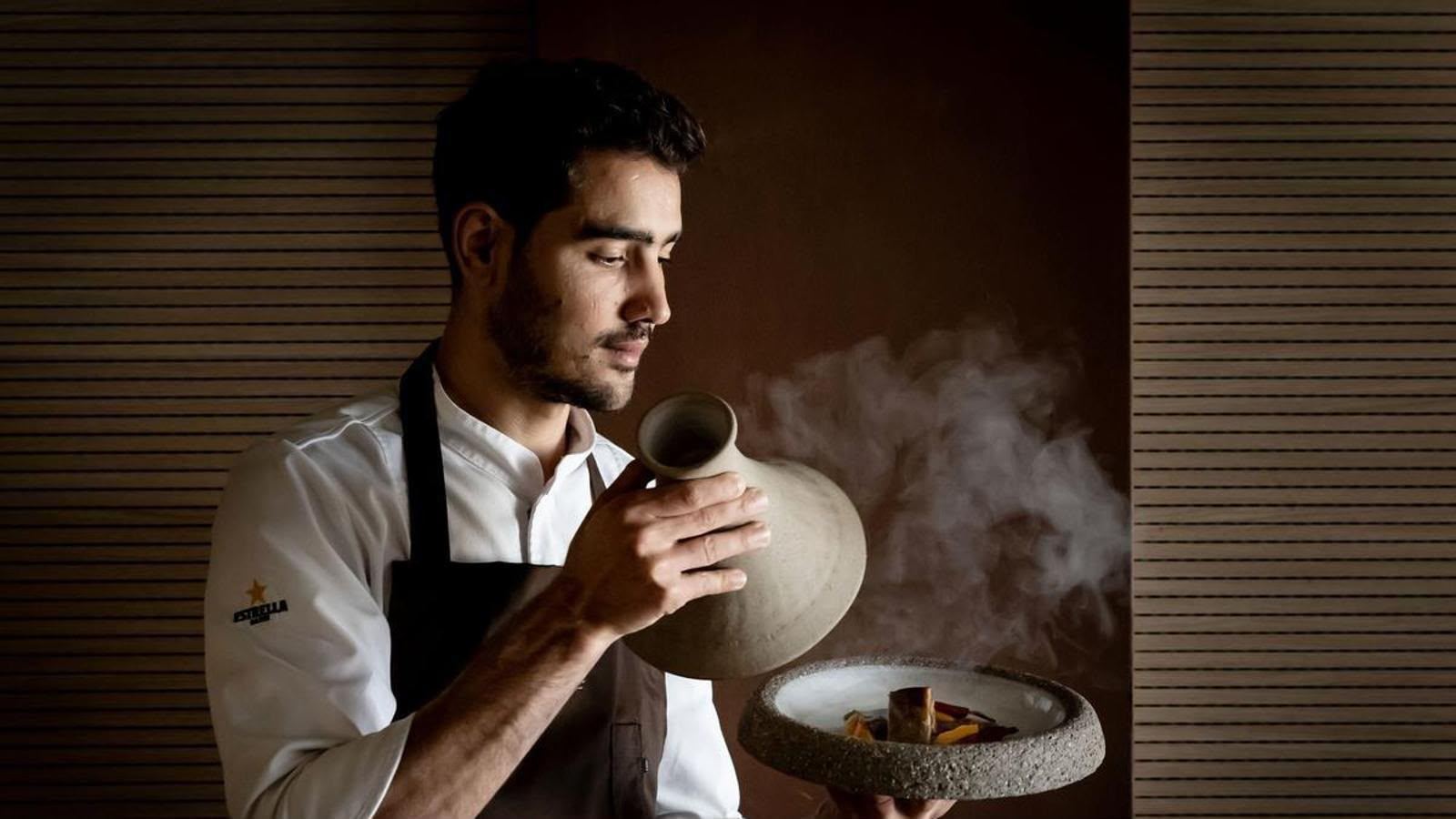 Moha Quach ahumando un plato de barro