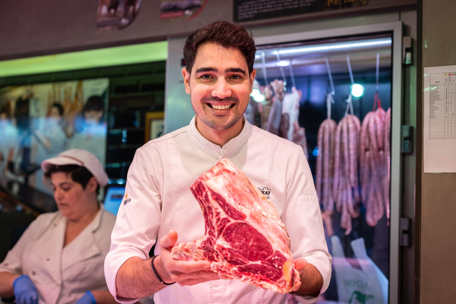 Moha Quach con una pieza de carne en la carnicería del Mercat Central