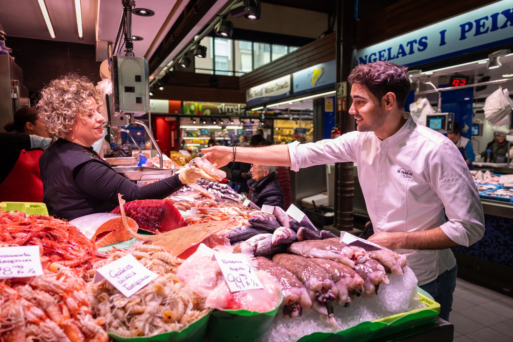 Moha Quach con la pescadera en el Mercat Central de Tarragona