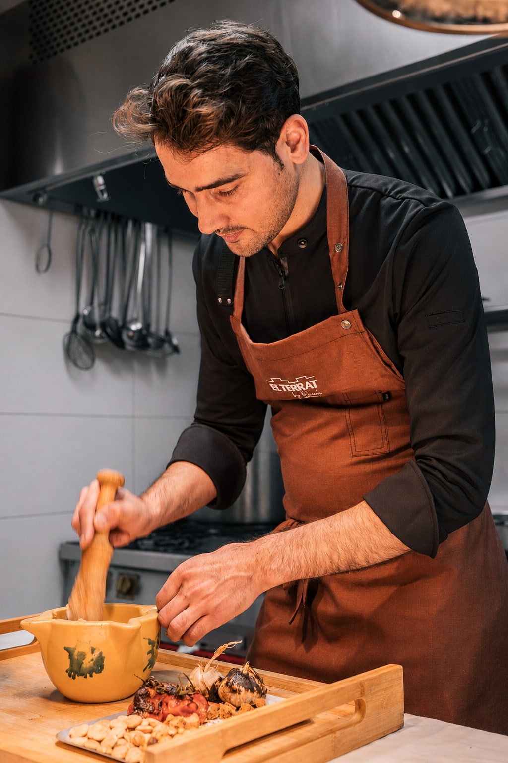 Moha Quach trabajando con el mortero en la cocina de El Terrat