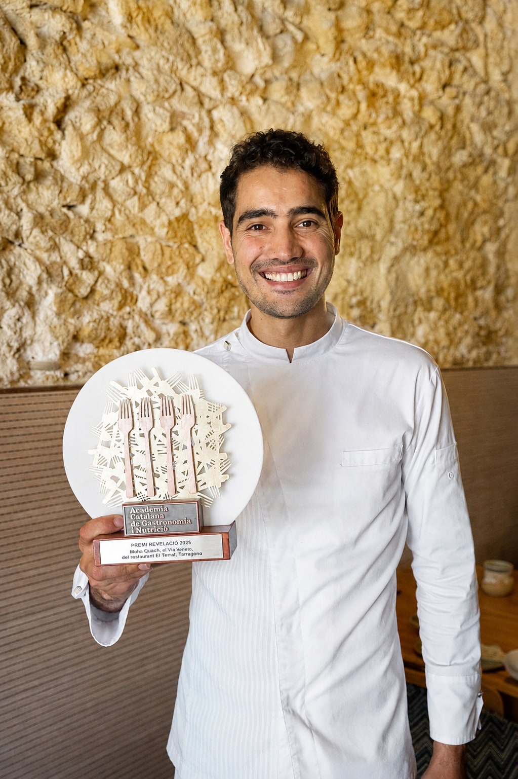 Moha Quach con el Premi Revelació 2025 de la Acadèmia Catalana de Gastronomia