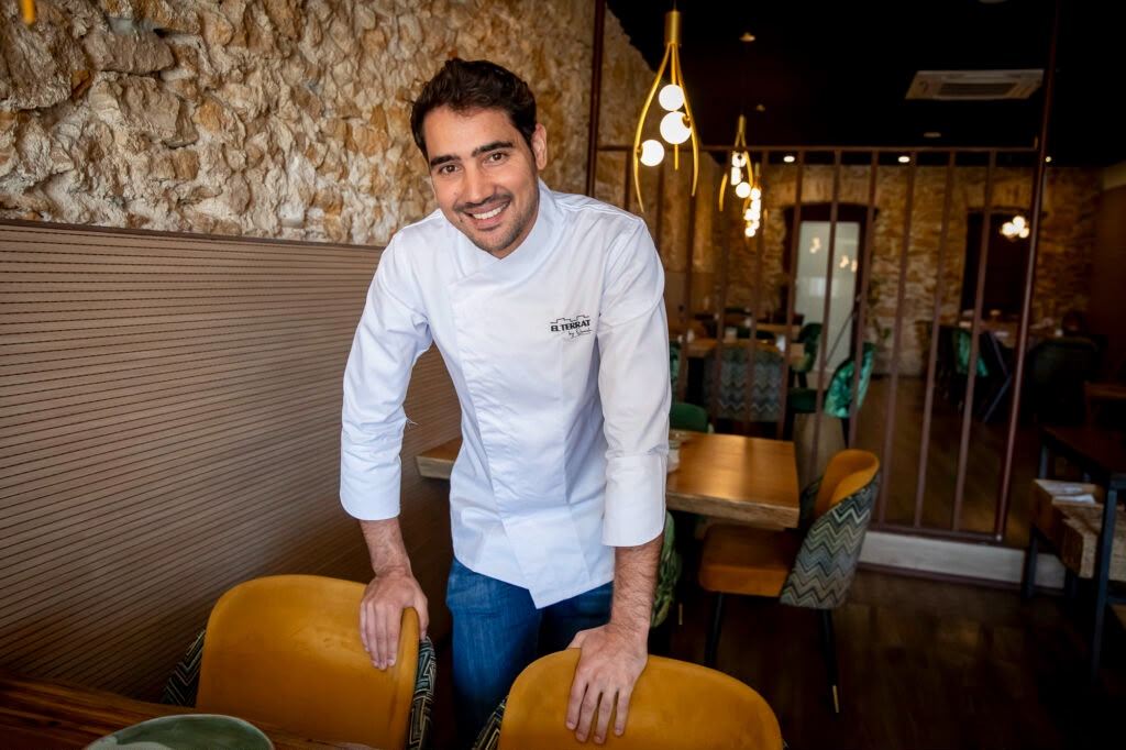 Moha Quach apoyado en las sillas de la sala de El Terrat