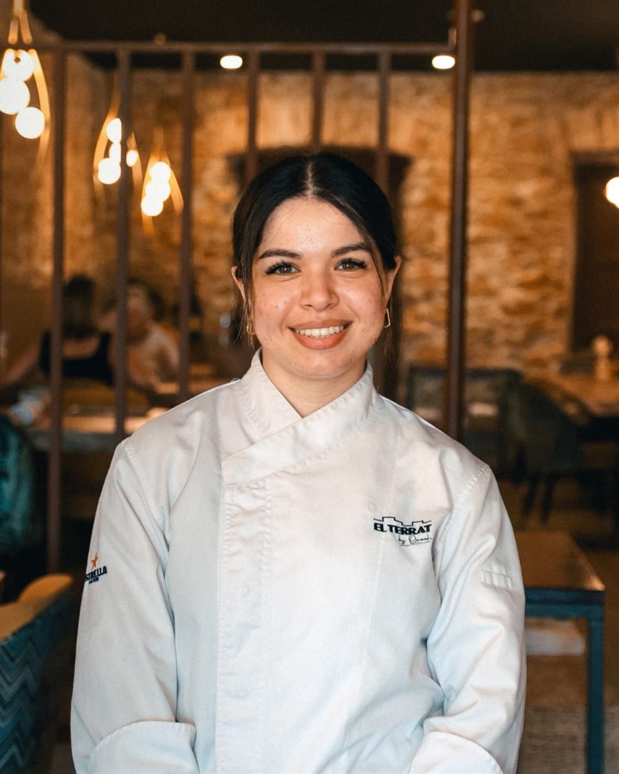 Fátima Ezzhara, pastelera de El Terrat, en la sala del restaurante