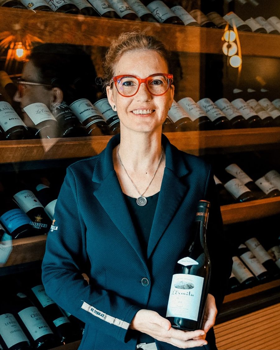 Núria, sumiller de El Terrat, en la bodega del restaurante