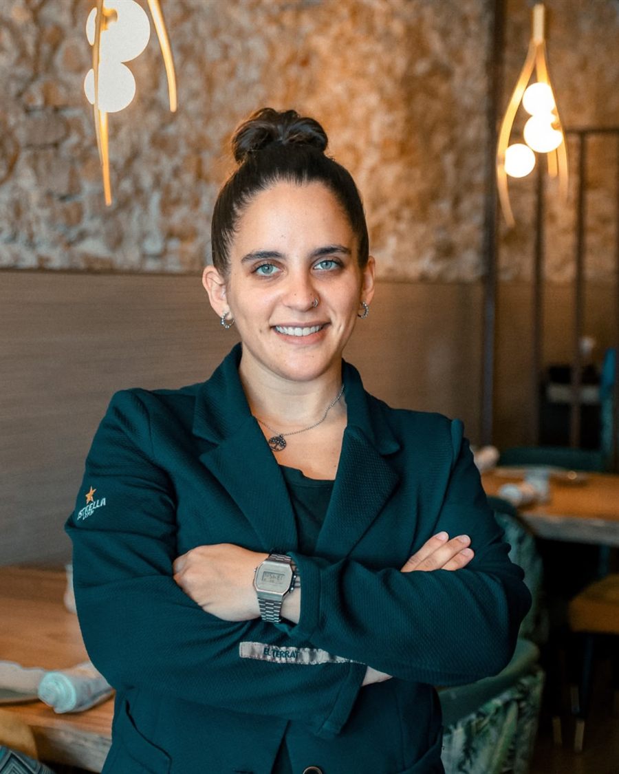 Paula, camarera de El Terrat, en la sala del restaurante