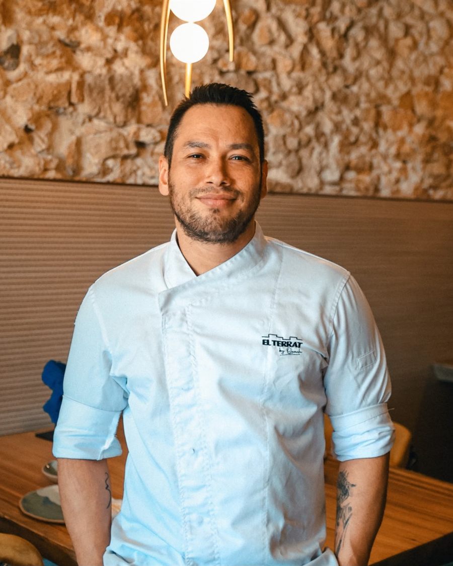Steven, cocinero de El Terrat, en la sala del restaurante
