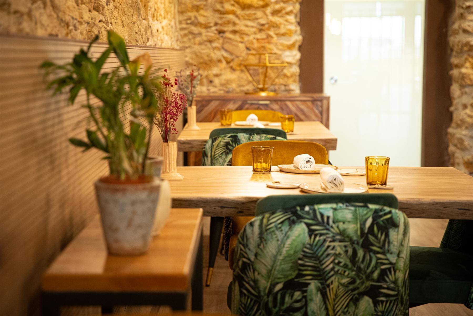 Detalle de mesa con planta en El Terrat