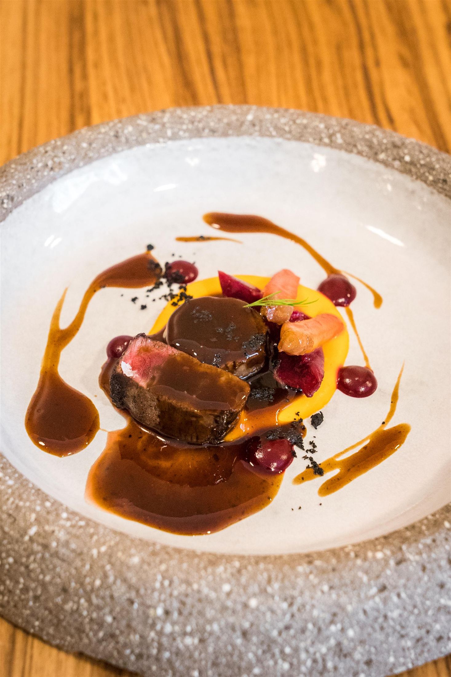 Plato de cérvol de El Terrat sobre cerámica de piedra