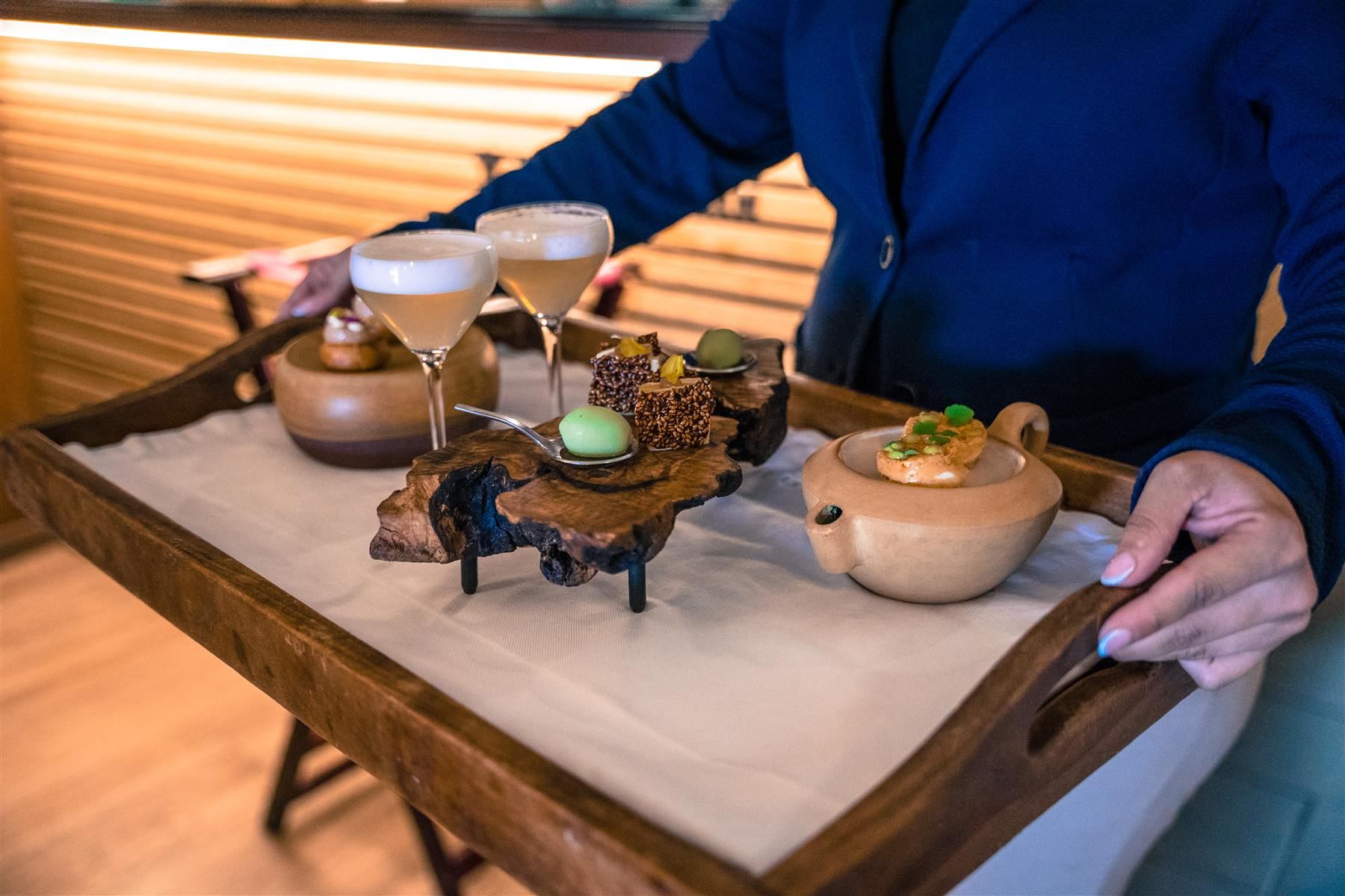 Aperitivos y cócteles servidos en bandeja en El Terrat
