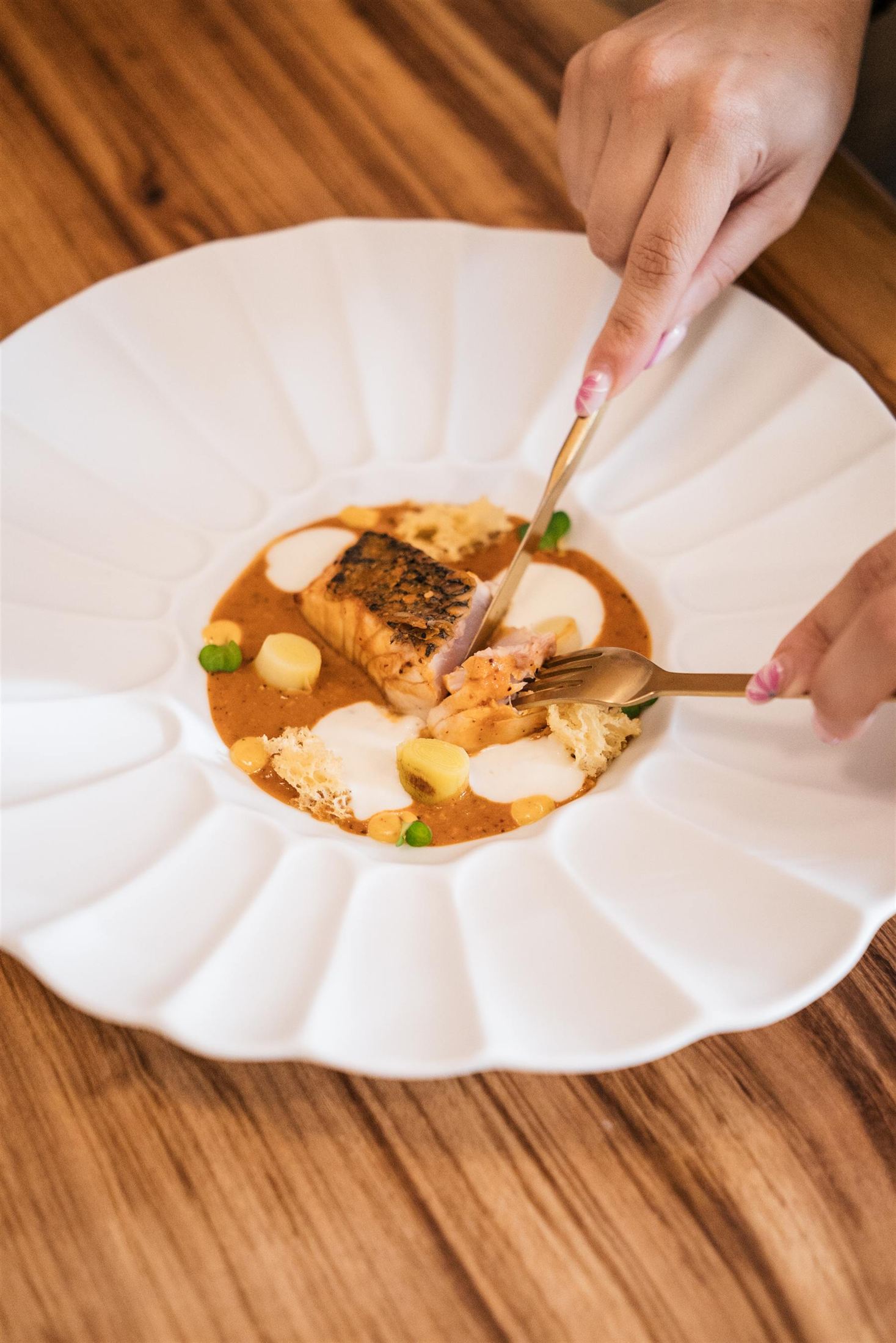 Un pase de pescado emplatado a mano en El Terrat